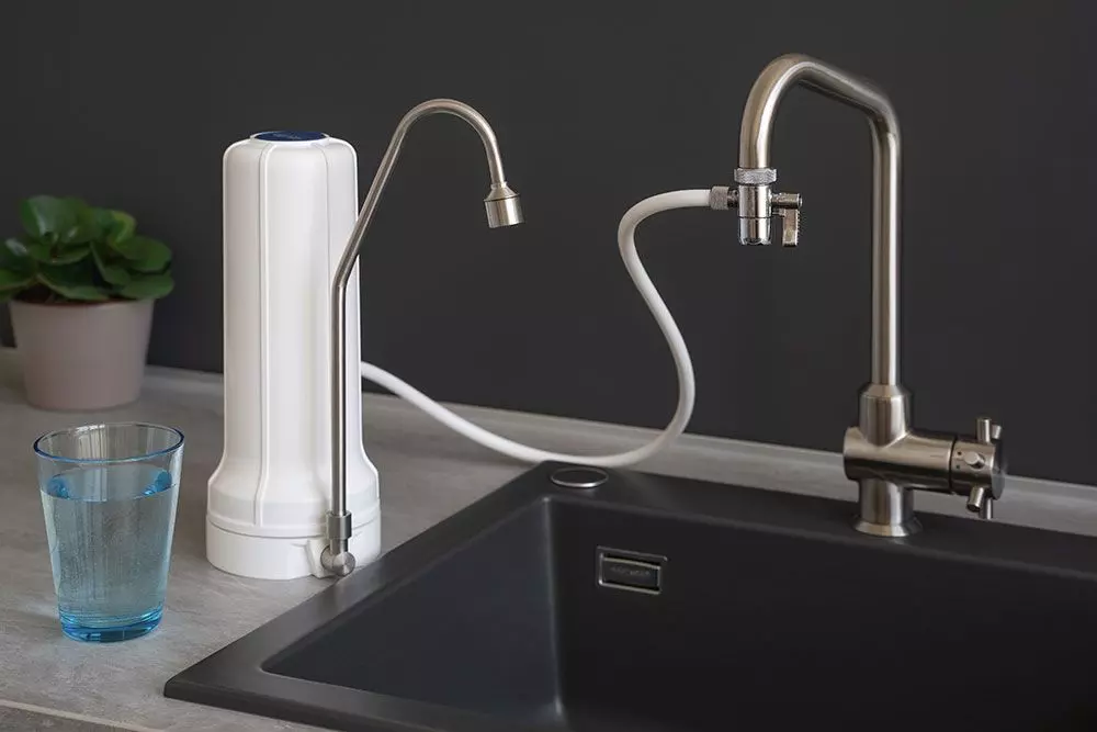 Auftischfilter_kaufen_Pro_Alvito_mit_Logo_Wasserhahn2